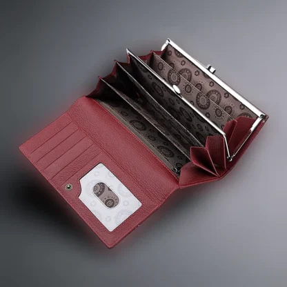Eleganta si Functionalitate: Portofel Dama din Piele Naturala - rosu Pal Descopera perfectiunea in detalii cu portofelul de dama Magrot ce imbina eleganta atemporala a pielii naturale cu un design exceptional de functional. Realizat din materiale de cea mai inalta calitate, acest portofel in nuanta delicata de rosu pal este partenerul ideal pentru fiecare zi, adaugand o nota de rafinament oricarei tinute