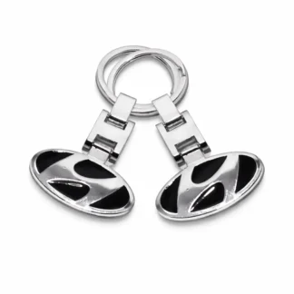 Set 2 brelocuri auto Hyundai metalice cu sigla 3D reliefata pe fundal alb