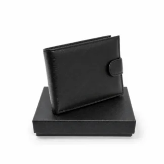 Portofel barbati piele naturala negru Magrot asezat pe cutie cadou pe fundal alb