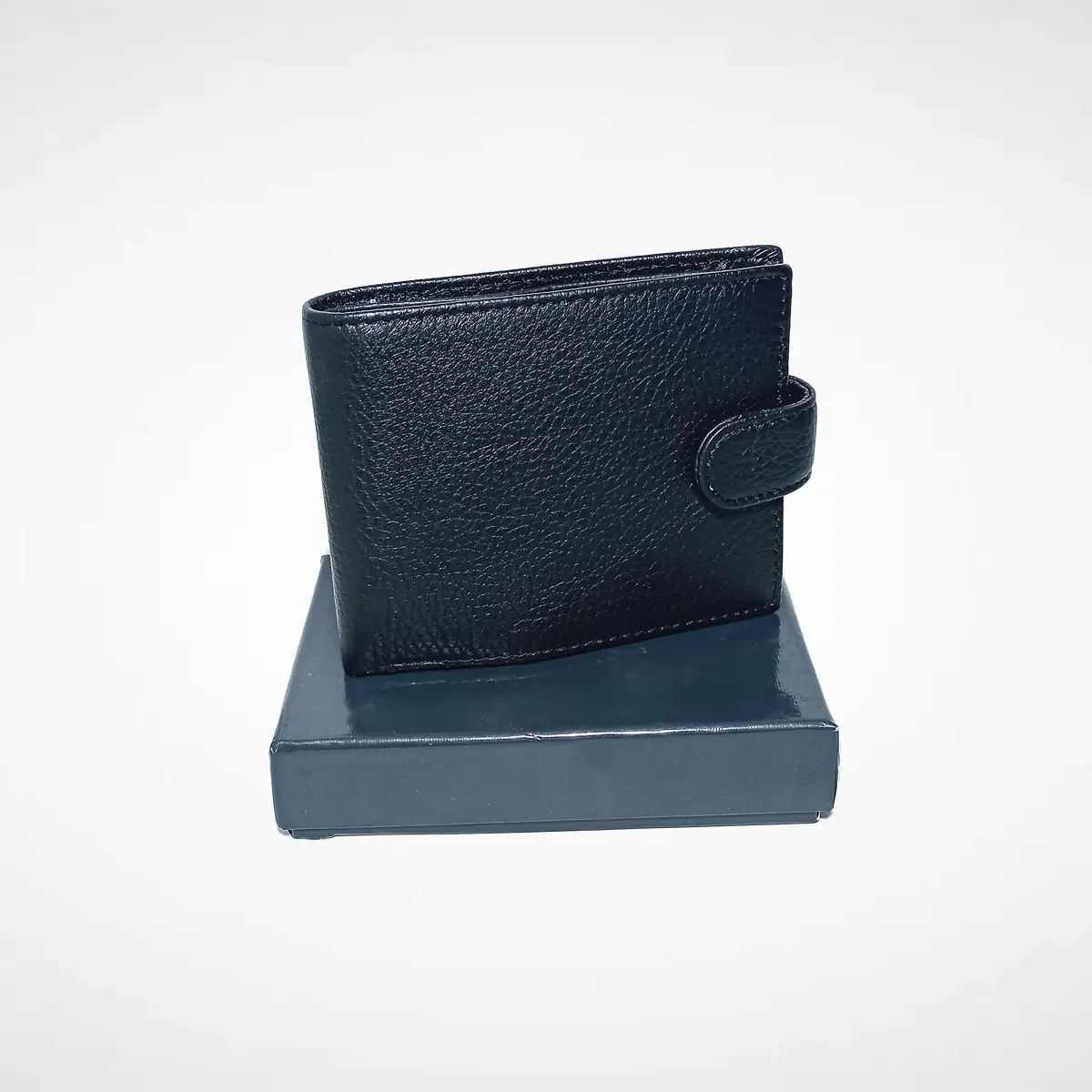 Portofel Barbatesc Negru din Piele Naturala – 4 carduri - fereastra CI - Buzunar Ascuns cu Fermoar - Magrot 26046 2 Portofel bărbătesc din piele naturală 100% Magrot Interior din piele, 4 sloturi card, buzunar ascuns cu fermoar. Livrare rapidă din stoc în România!