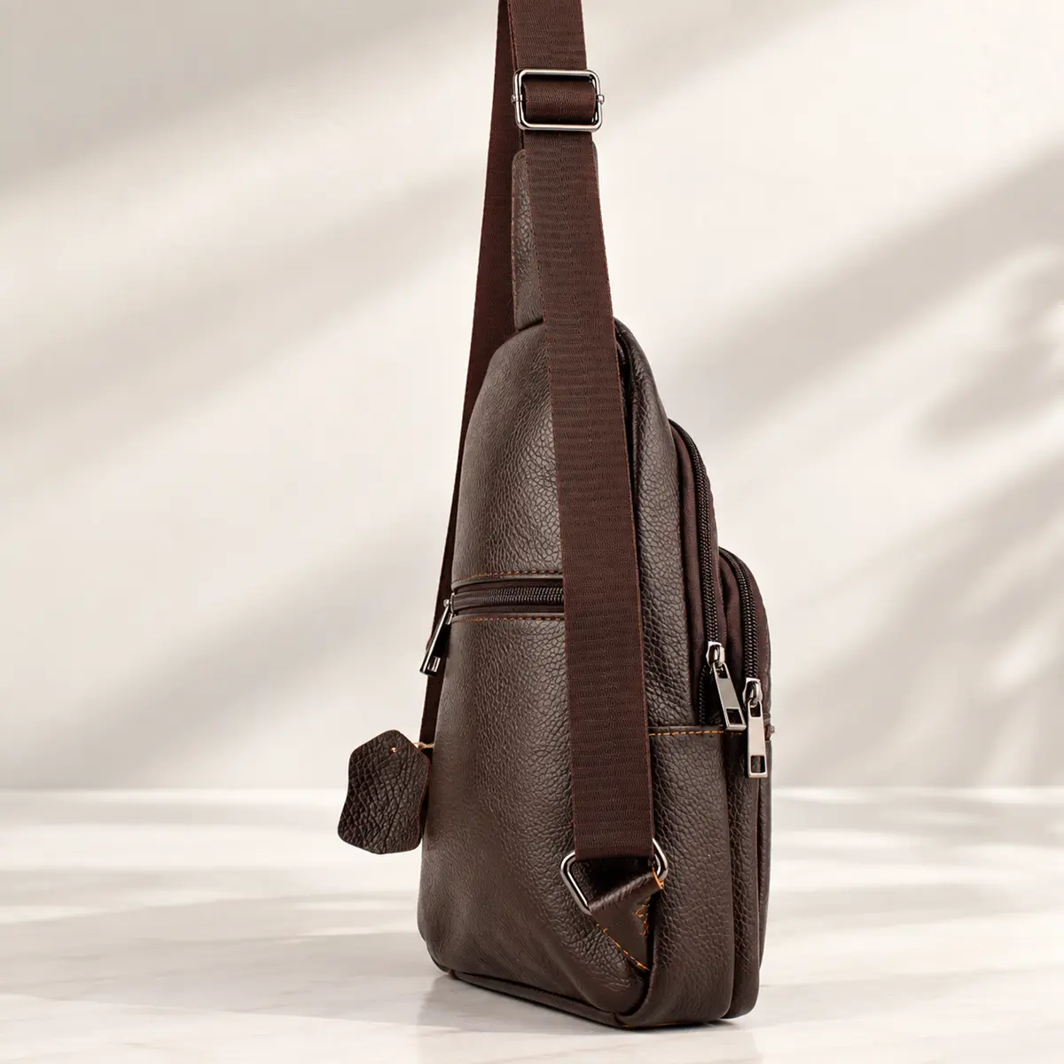 Borseta Rucsac Crossbody din Piele Naturala, Maro Inchis, 30x16x10 cm, Bareta Reglabila – Magrot 26051 4 Borseta crossbody piele naturala maro inchis Magrot 26051 – vedere laterala cu bareta textila reglabila, catarama metalica si aplicatie decorativa din piele